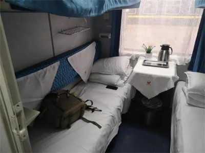 ​火车软卧几个人一间 包厢