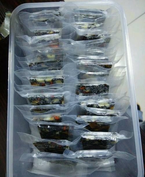 阿胶糕放冰箱一年了