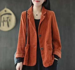 ​焦糖色的裤子配什么颜色的上衣(糖果色上衣配什么裤子)