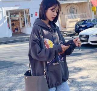 ​卫衣怎么穿搭好看女生(怎样搭配卫衣既时尚又减龄)