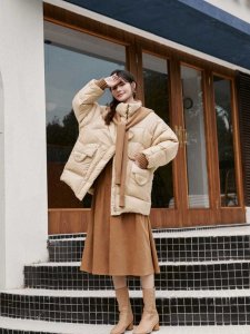 ​女生卡其色羽绒服搭配图 穿羽绒服如何兼顾时髦与高级感？