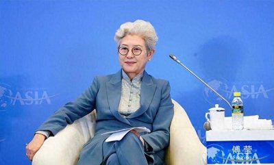 ​71岁傅莹一头白发，身穿旗袍颇具东方美，不愧是“最美外交官”