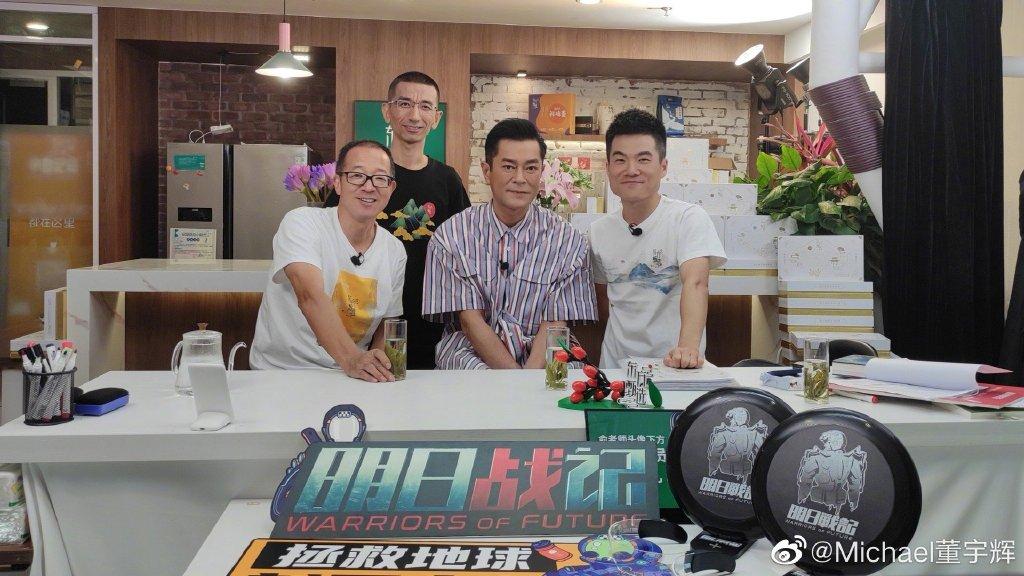 董宇辉与网红李佳琦的对比(李佳琦怎么不直播了)