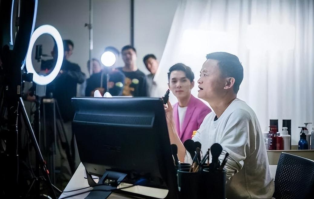 董宇辉与网红李佳琦的对比(李佳琦怎么不直播了)