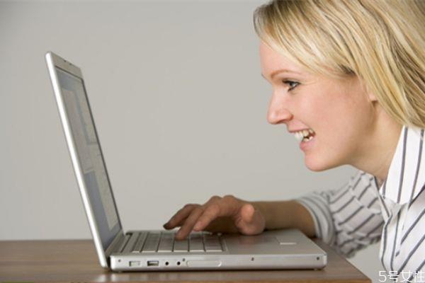 和女生看电影时应该找什么话题 和女生看电影要注意什么 和女生看电影时应该找什么话题 和女生看电影要注意什么