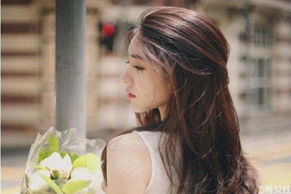 和女生看电影时应该找什么话题 和女生看电影要注意什么 和女生看电影时应该找什么话题 和女生看电影要注意什么