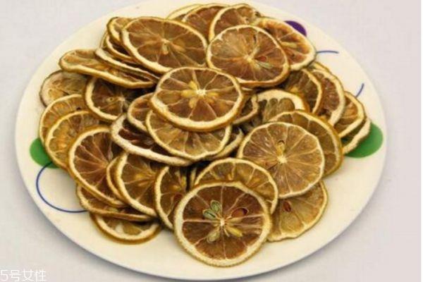干柠檬片泡水一次几片 干柠檬片怎么泡不苦 干柠檬片泡水一次几片 干柠檬片怎么泡不苦