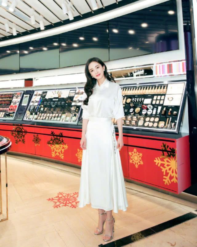 有一种鞋叫杨幂的高跟鞋,全靠脚趾头支撑,网友:换别人肯定摔跤