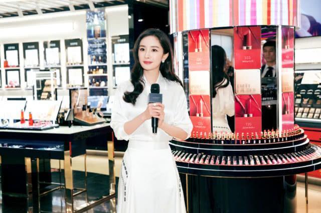 有一种鞋叫杨幂的高跟鞋,全靠脚趾头支撑,网友:换别人肯定摔跤