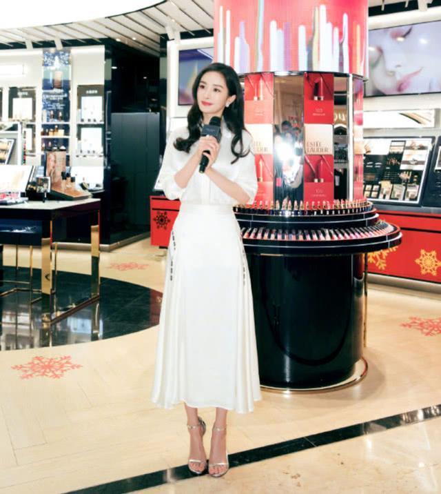 有一种鞋叫杨幂的高跟鞋,全靠脚趾头支撑,网友:换别人肯定摔跤