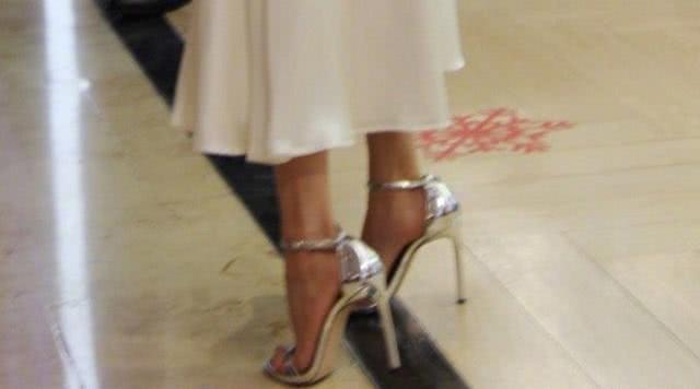 有一种鞋叫杨幂的高跟鞋,全靠脚趾头支撑,网友:换别人肯定摔跤