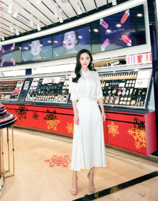 有一种鞋叫杨幂的高跟鞋,全靠脚趾头支撑,网友:换别人肯定摔跤