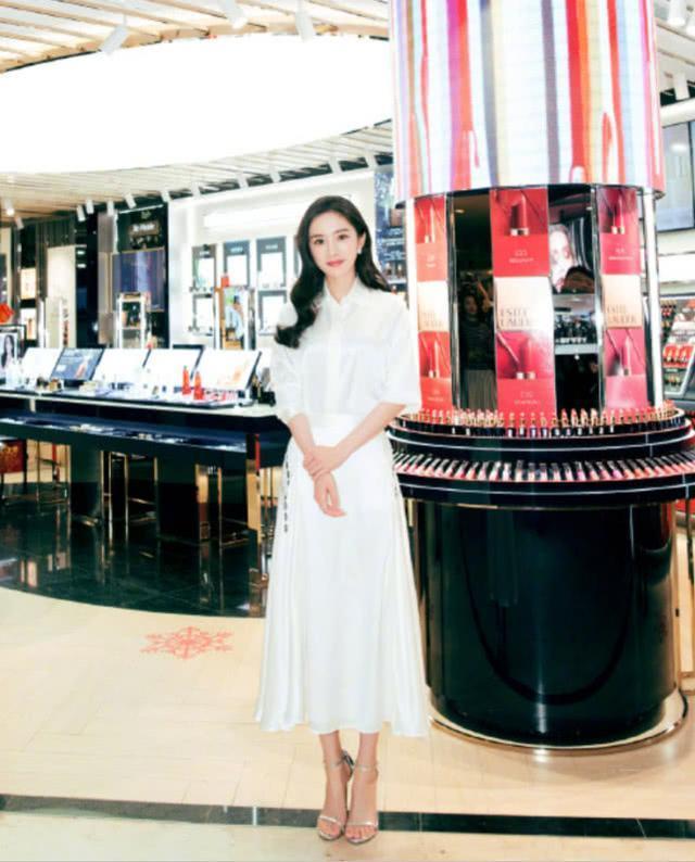 有一种鞋叫杨幂的高跟鞋,全靠脚趾头支撑,网友:换别人肯定摔跤