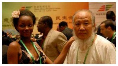 ​53岁大爷，花4000万娶24岁非洲美女，如今两人过得怎样？