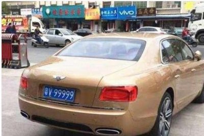 ​女车主花300万拍的车牌，没有8也不是连号，挂在10万的车上
