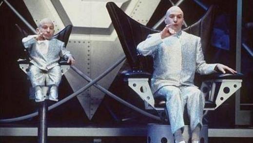 全球最矮81厘米男星去世,生前女友都是美女,有酗酒自杀迹象