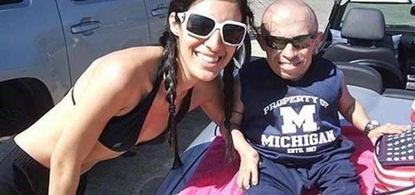 全球最矮81厘米男星去世,生前女友都是美女,有酗酒自杀迹象