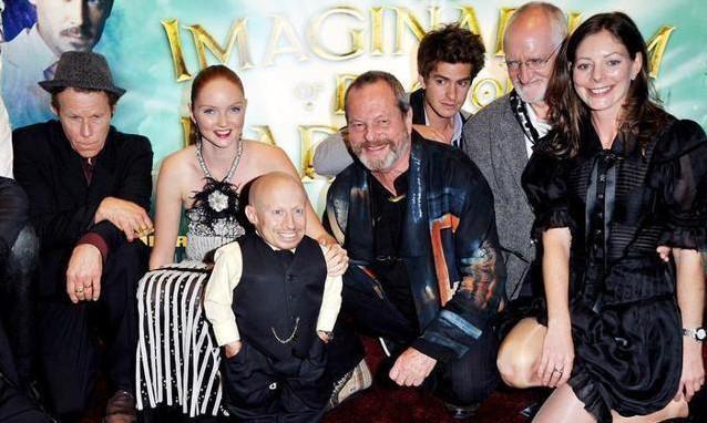 全球最矮81厘米男星去世,生前女友都是美女,有酗酒自杀迹象