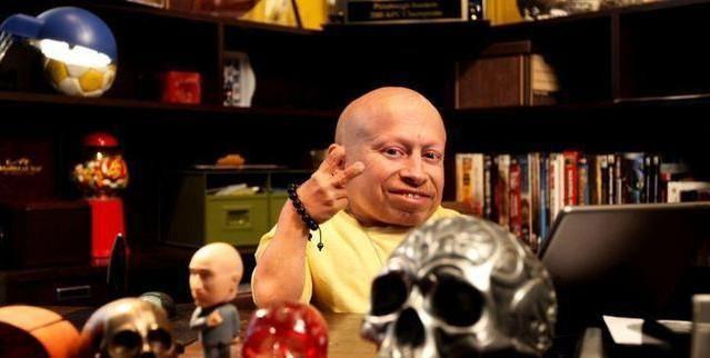 全球最矮81厘米男星去世,生前女友都是美女,有酗酒自杀迹象