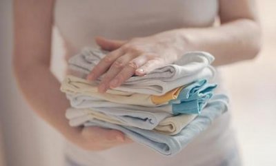 ​衣服皱了没有熨斗用什么办法可以解决