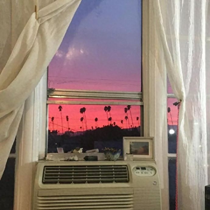 朋友圈背景图丨孤独的黑暗中，你是我唯一的光.