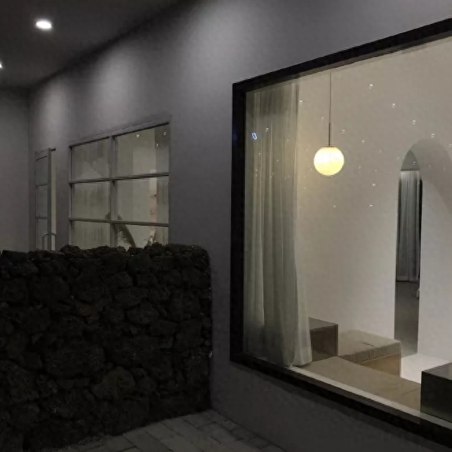 朋友圈背景图丨孤独的黑暗中，你是我唯一的光.