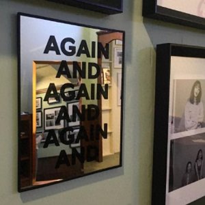 ​朋友圈背景图丨孤独的黑暗中，你是我唯一的光.