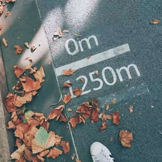 朋友圈背景图丨孤独的黑暗中，你是我唯一的光.