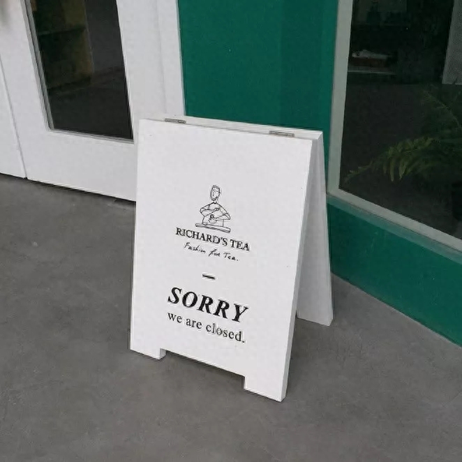 朋友圈背景图丨孤独的黑暗中，你是我唯一的光.