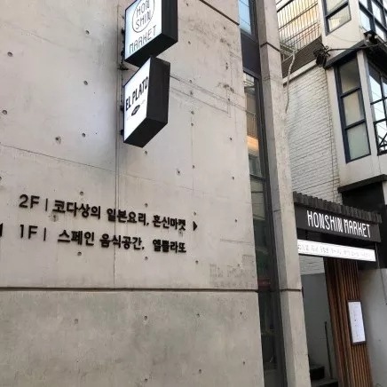 朋友圈背景图丨孤独的黑暗中，你是我唯一的光.