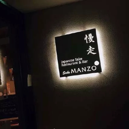 朋友圈背景图丨孤独的黑暗中，你是我唯一的光.