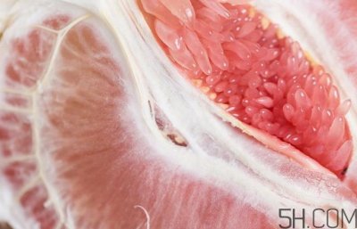 ​红心柚子皮怎么是红的？红心柚子皮能吃吗？