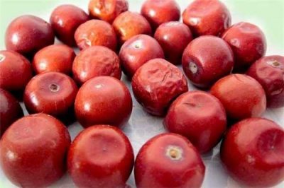 ​野山枣泡水的方法：切块后热水冲泡（可放入蜂蜜腌制）