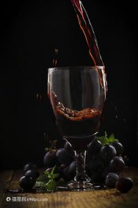 ​吃了海鲜能不能喝红酒(吃了海鲜不能吃什么东西)