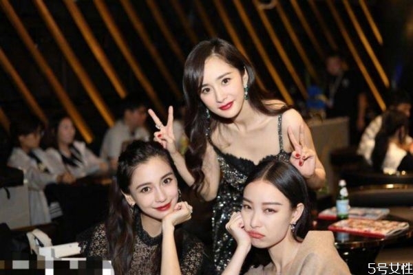 男票很黏你时是什么样的体验 男朋友很黏你怎么办 男票很黏你时是什么样的体验 男朋友很黏你怎么办