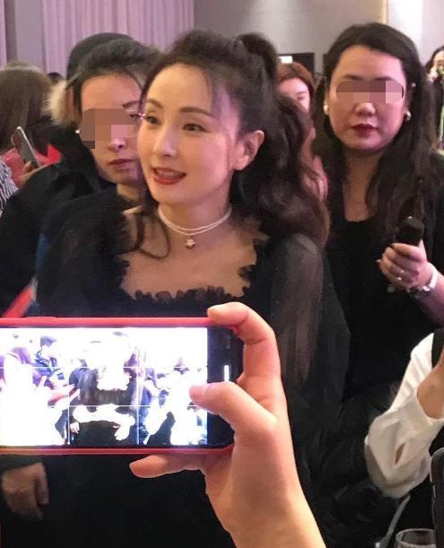 带女卖货？张庭女儿10岁就用自家面膜，客服却说未成年不能用？