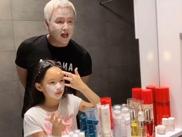 带女卖货？张庭女儿10岁就用自家面膜，客服却说未成年不能用？
