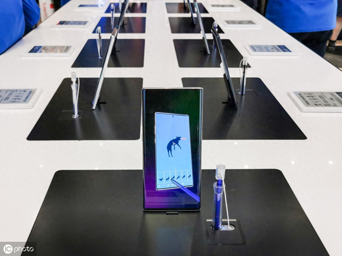 硬碰硬！三星中国最大旗舰体验店正式开业，门口正对苹果店