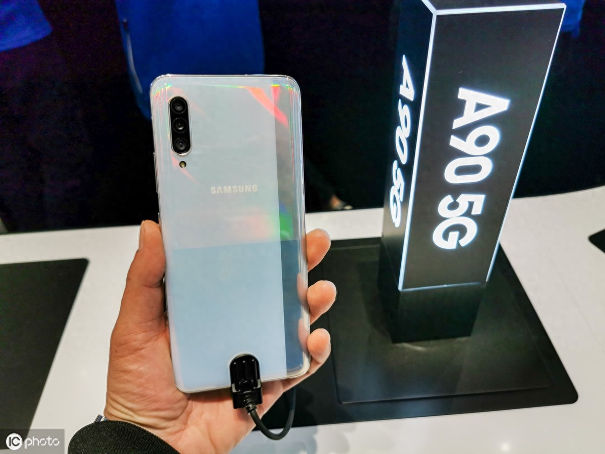 硬碰硬！三星中国最大旗舰体验店正式开业，门口正对苹果店