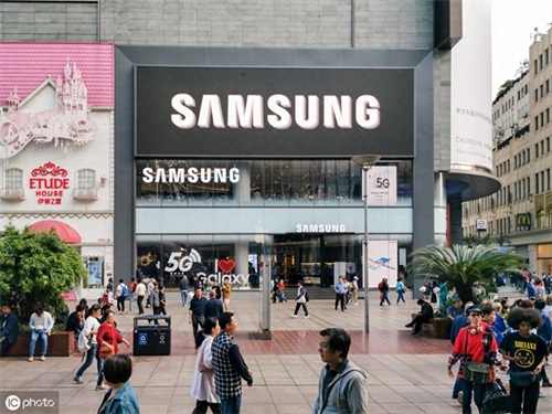 硬碰硬！三星中国最大旗舰体验店正式开业，门口正对苹果店