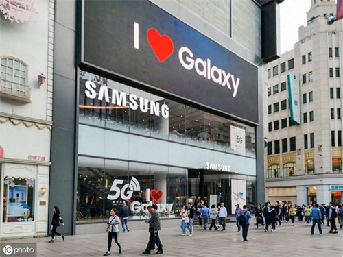 硬碰硬！三星中国最大旗舰体验店正式开业，门口正对苹果店