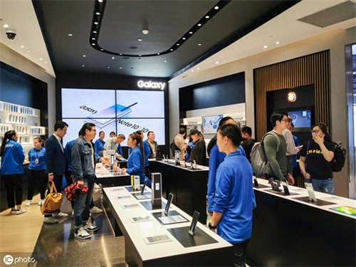 硬碰硬！三星中国最大旗舰体验店正式开业，门口正对苹果店