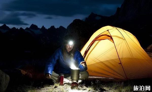 4、选择有营地灯的地方进行露营。