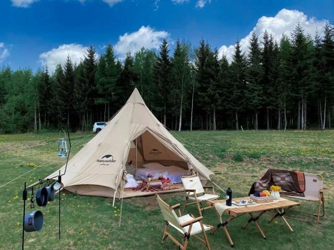 1、在野外营地露营前，必须先检查帐篷和营具的安全情况，有无安全隐患，有无损坏，有无使用明火，准备一些食品等。