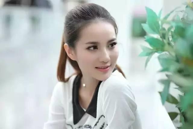 杨幂从来不参加别人婚礼，竟是因为胡歌？！