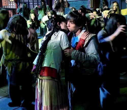 杨幂从来不参加别人婚礼，竟是因为胡歌？！