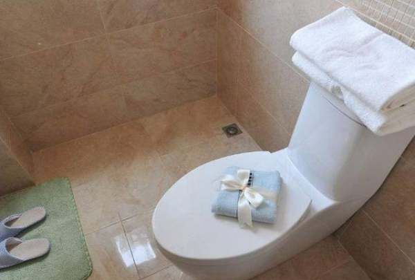 马桶最下面的污垢怎么去除,怎样清理马桶底部的污垢图7