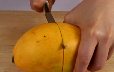 小芒果怎么剥皮吃方法,芒果最简单的剥皮方法 哪些方法好吃图4