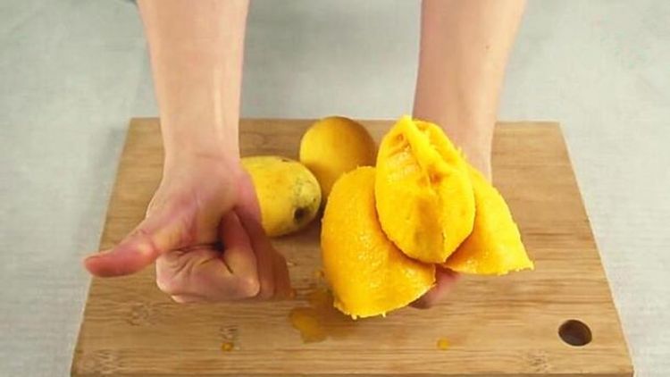 芒果剥皮的方法