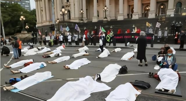 志哀与致哀的区别，为什么人死后要用白布盖上，而不是其他颜色的布，到底有何用意？图1